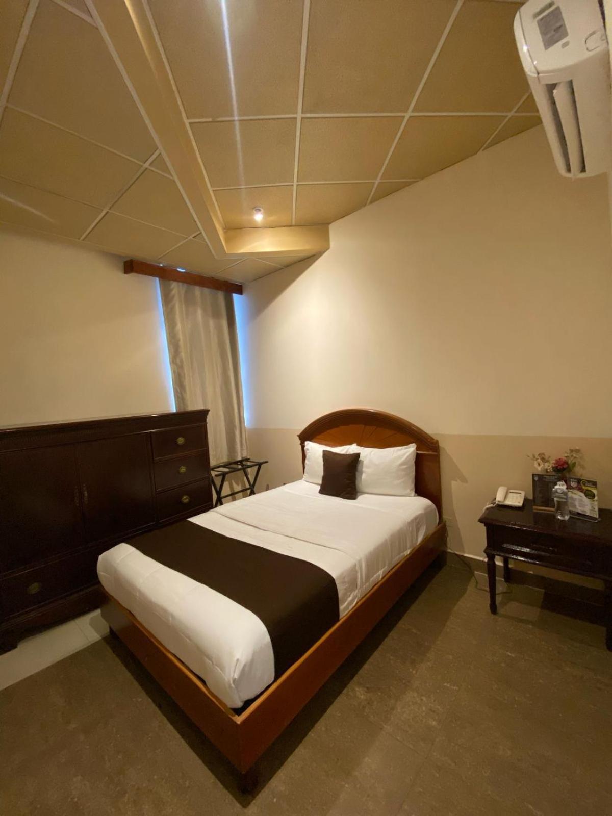 Hotel El Regio Monterrey Esterno foto